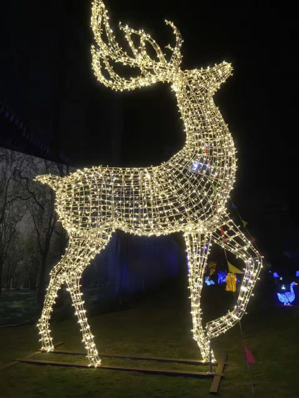 巨大なクリスマスシカの装飾屋外のライト